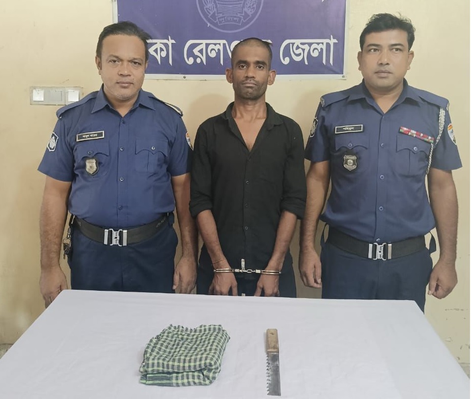 কমলাপুর স্টেশনে চাপাতি দেখিয়ে ভাইরাল যুবক গ্রেপ্তারের পর অস্ত্র উদ্ধার