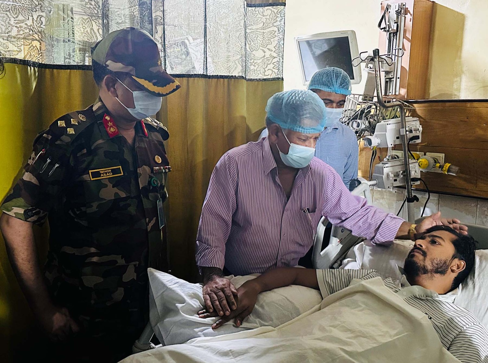 ভিপি নুরের শারীরিক অবস্থার খোঁজ খবর নিতে ঢামেকে নৌপরিবহন উপদেষ্টা