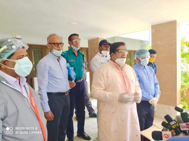 করোনা চিকিৎসায় দুটি মাইক্রোবাস উপহার দিল ক্রীড়া প্রতিমন্ত্রী