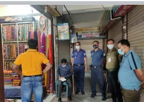 চৌগাছায় লকডাউন ভঙ্গ করে দোকান খোলায় দু’ব্যবসায়ীকে হাজার টাকা জরিমানা
