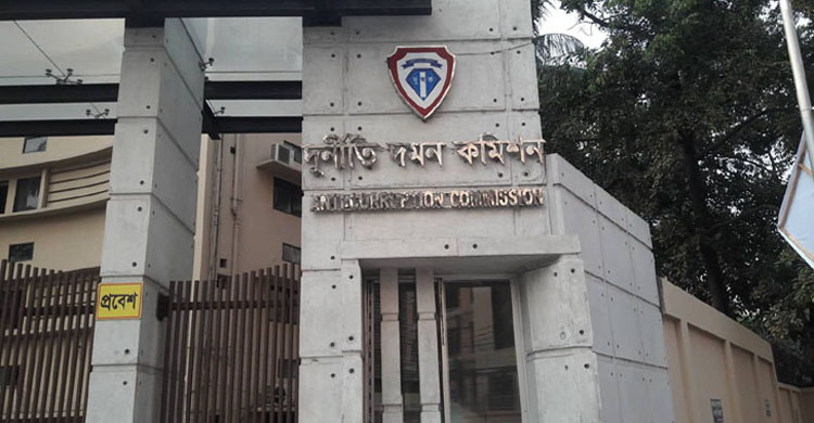 মামলার ভয় দেখিয়ে ১০ লাখ টাকা চেয়েছেন দুদক কর্মকর্তা 