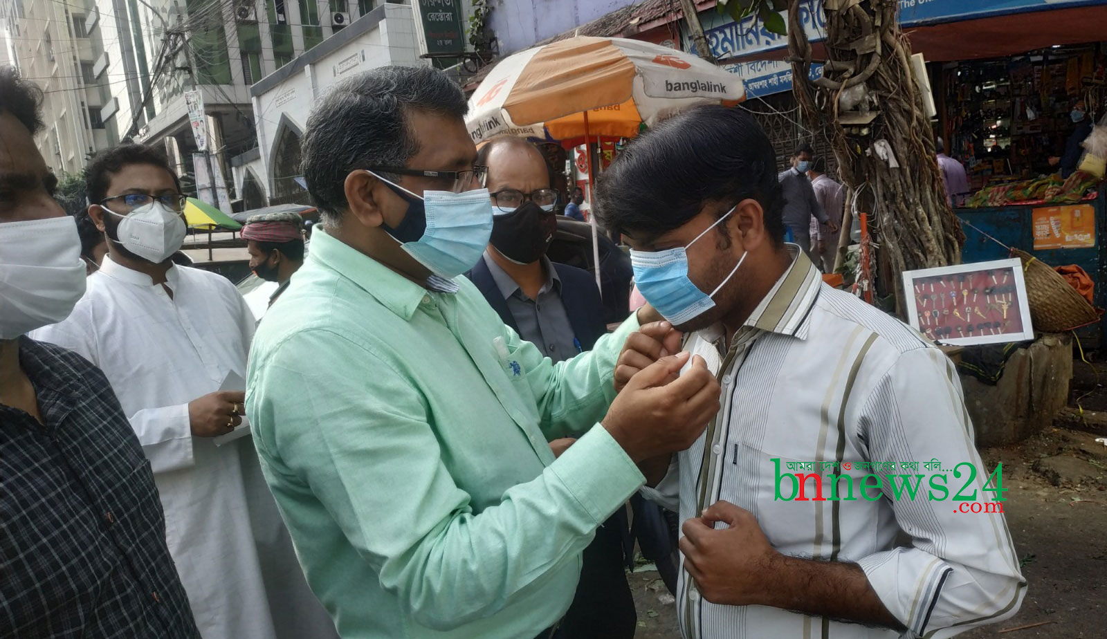 আইইবি ঢাকা কেন্দ্রের উদ্যোগে মাস্ক বিতরণ