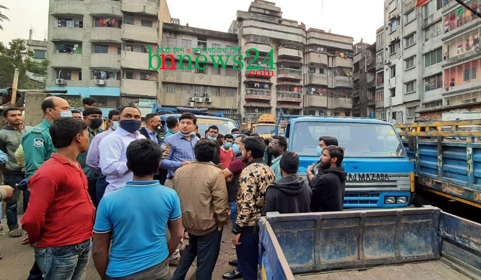 
ডিএসসিসির জলাবদ্ধতা বিরোধী অভিযান, বহুতল ভবনের বর্ধিতাংশ ভেঙে অপসারণ