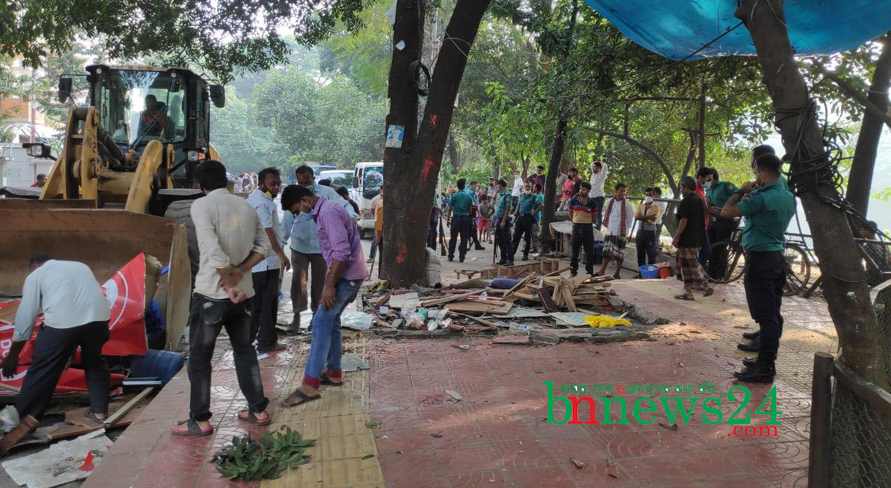 
রাজধানীতে ডিএসসিসির অভিযানে পুলিশ বক্স সহ অবৈধ স্থাপনা উচ্ছেদ