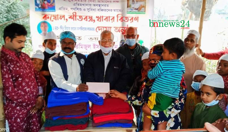 নাভারণে ফ্রি খাবার বাড়িতে খাবার ও কম্বল বিতরণ 