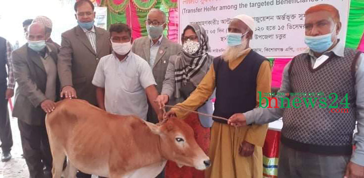 কিশোরগঞ্জে ২য় বারের মত গরু পেলেন ঘানি টানা মোস্তাকিম তেলি