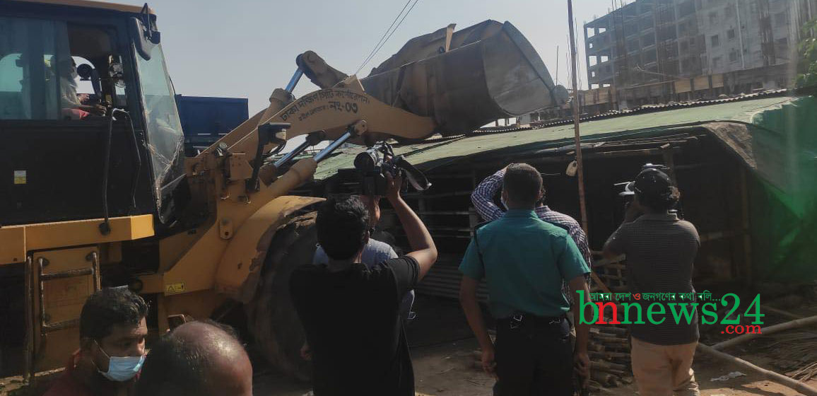 ডেঙ্গুর প্রজননস্থল ও  ট্রাকের অবৈধ  স্ট্যান্ড এর বিরুদ্ধে ডিএসসিসি'র অভিযান