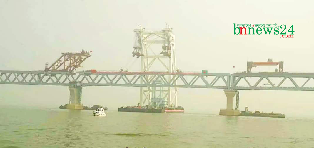 নদীর বুকে সৌন্দর্য ছড়িয়ে হাঁসছে পদ্মা সেতু