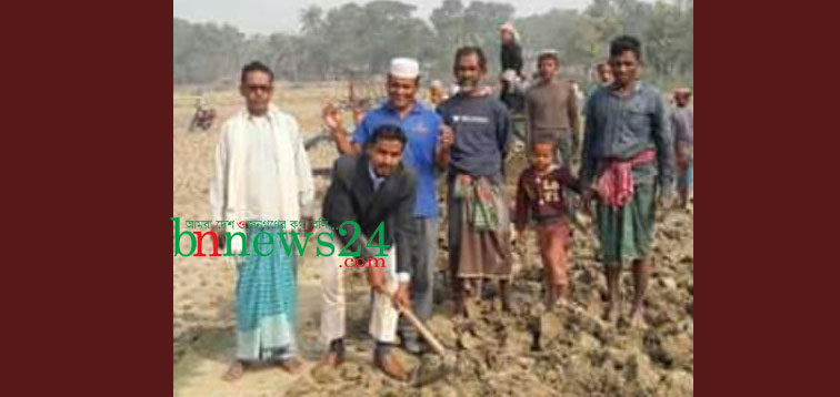 চৌগাছায় ফসল তুলতে সেচ্ছা শ্রমে রাস্তা নির্মাণ