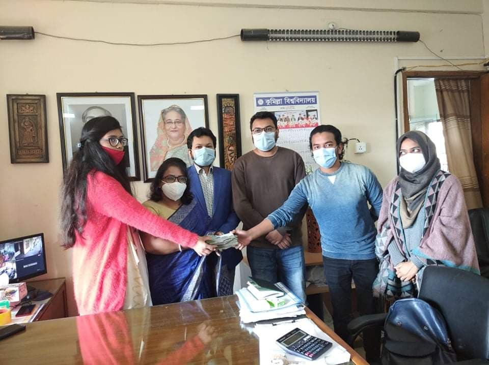 অন্তরের চিকিৎসার জন্য কুবি ইংরেজি বিভাগের ২লক্ষ ৭৬ হাজার টাকা হস্তান্তর 