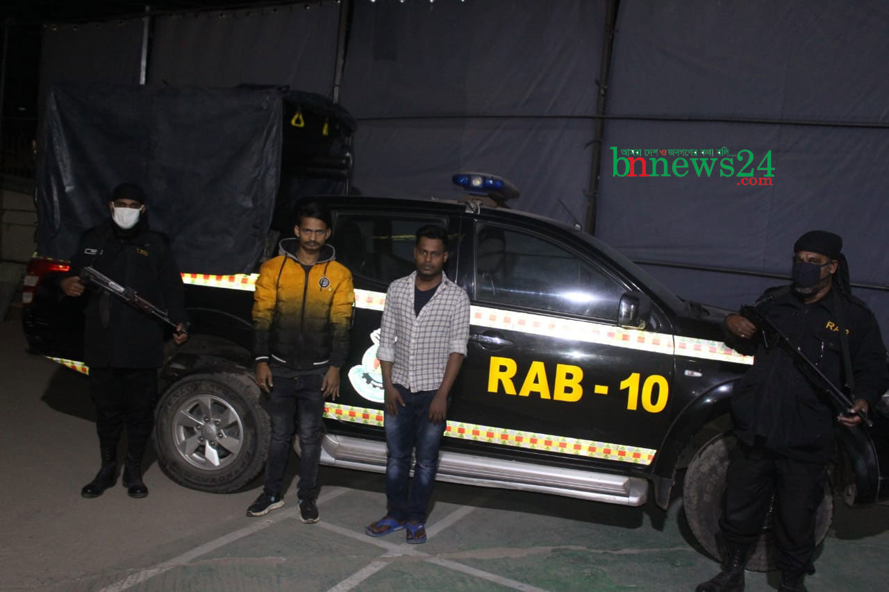 চকবাজারে অস্ত্র-গোলাবারুদসহ ২ ডাকাত র‌্যাবের হাতে গ্রেফতার