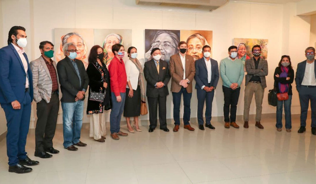 প্রধানমন্ত্রীকে নিয়ে প্রদর্শনী দেখলেন মার্কিন রাষ্ট্রদূত