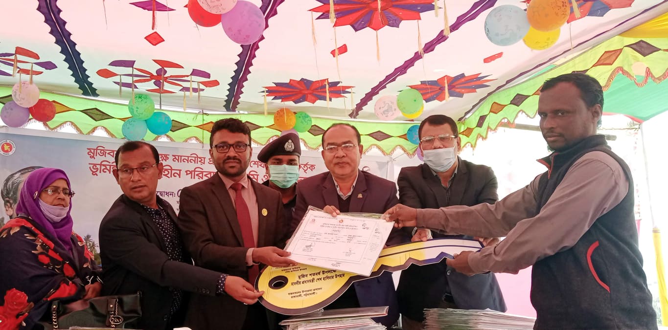 রাঙ্গাবালীতে ভূমি ও গৃহহীন পরিবারের ঘর হস্তান্তর