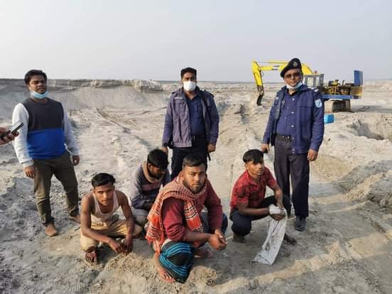 অবৈধভাবে বালি উত্তলন করায় জরিমানাসহ ১৫ দিনের কারাদণ্ড 