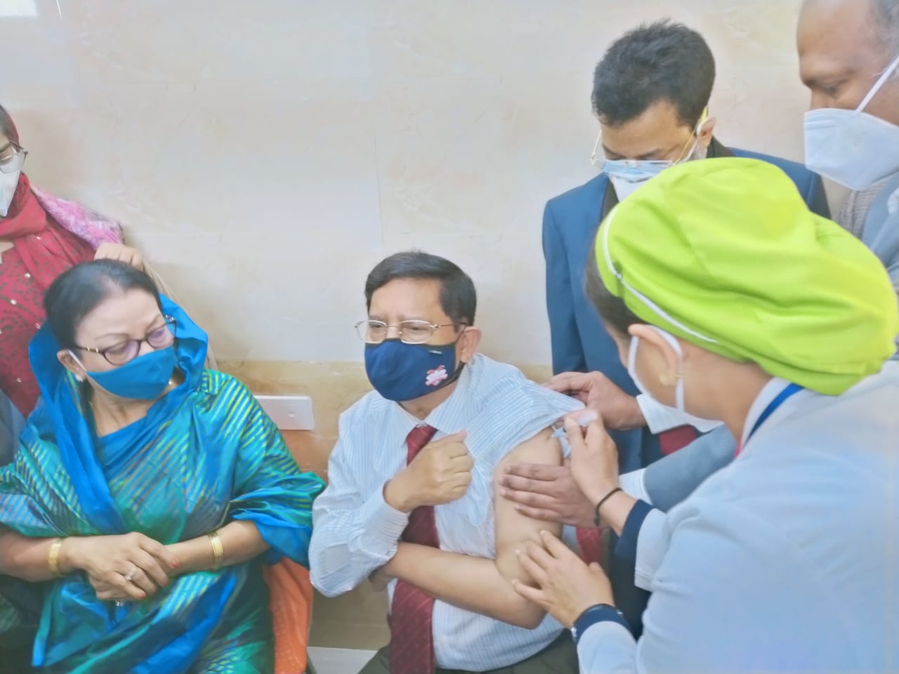 করোনার টিকা নিলেন বস্ত্র ও পাট মন্ত্রী গোলাম দস্তগীর গাজী