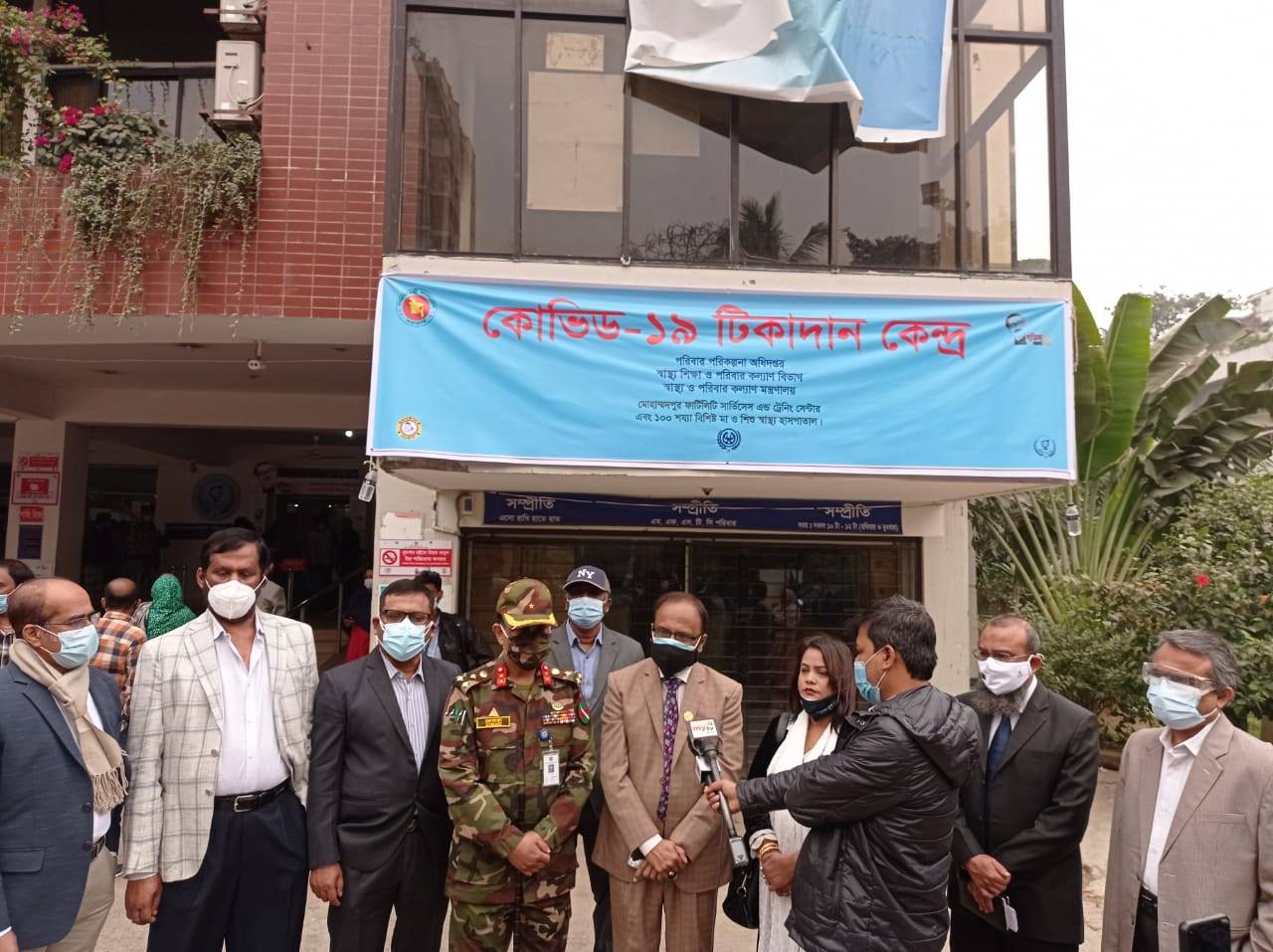 
ডিএনসিসিতে করোনা ভাইরাসের টিকাদান কার্যক্রমের উদ্বোধন