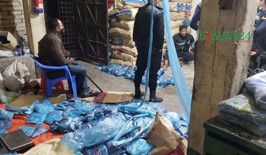 ৩ ট্রাক অবৈধ পলিথিন ব্যাগ জব্দ করেছে র‌্যাব-১০