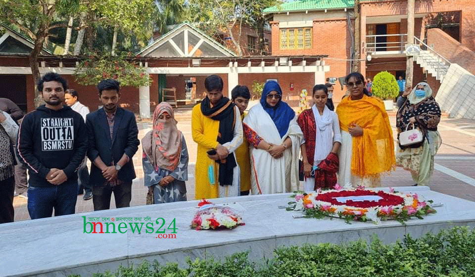 বঙ্গবন্ধুর সমাধিস্থলে গ্রীন ভয়েসের প্রতিষ্ঠাতার শ্রদ্ধাঞ্জলি নিবেদন