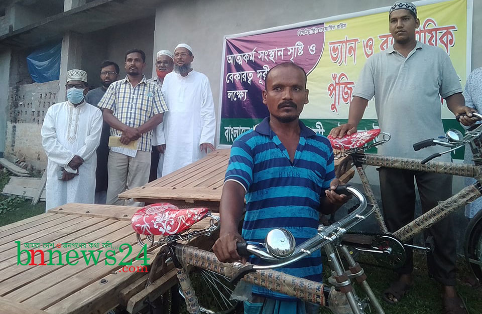 চৌগাছায় আত্মকর্মসংস্থানের লক্ষে নগদ অর্থ ও ভ্যান বিতরণ