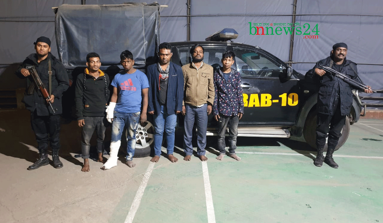  রাজধানীতে র‌্যাবের অভিযানে অস্ত্রসহ ৫ ডাকাত গ্রেফতার