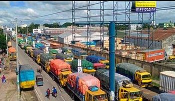 পনের দিন যাবৎ বেনাপোল বন্দরে যানজট, জনজীবণ বিপর্যয় 