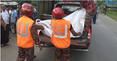 
যশোরের ধর্মতলা রেল ক্রসিংয়ে বাস চাপায় নানী-নাতী নিহত হয়েছে