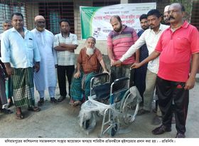 মণিরামপুরে অসহায় শারিরীক 
প্রতিবন্ধীকে হুইল চেয়ার প্রদান