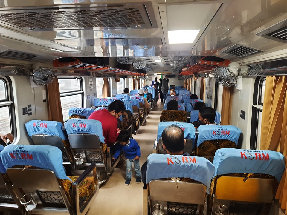 অর্ধেক যাত্রী নিয়ে যাত্রা শুরু ট্রেনের