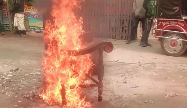 চেয়ারম্যানের চেয়ার পুড়িয়ে দিলেন মেম্বার