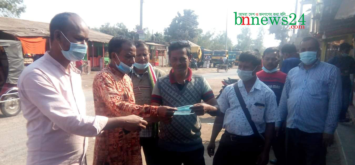 জলঢাকায় পৌর স্বেচ্ছাসেবক লীগের মাস্ক বিতরণ