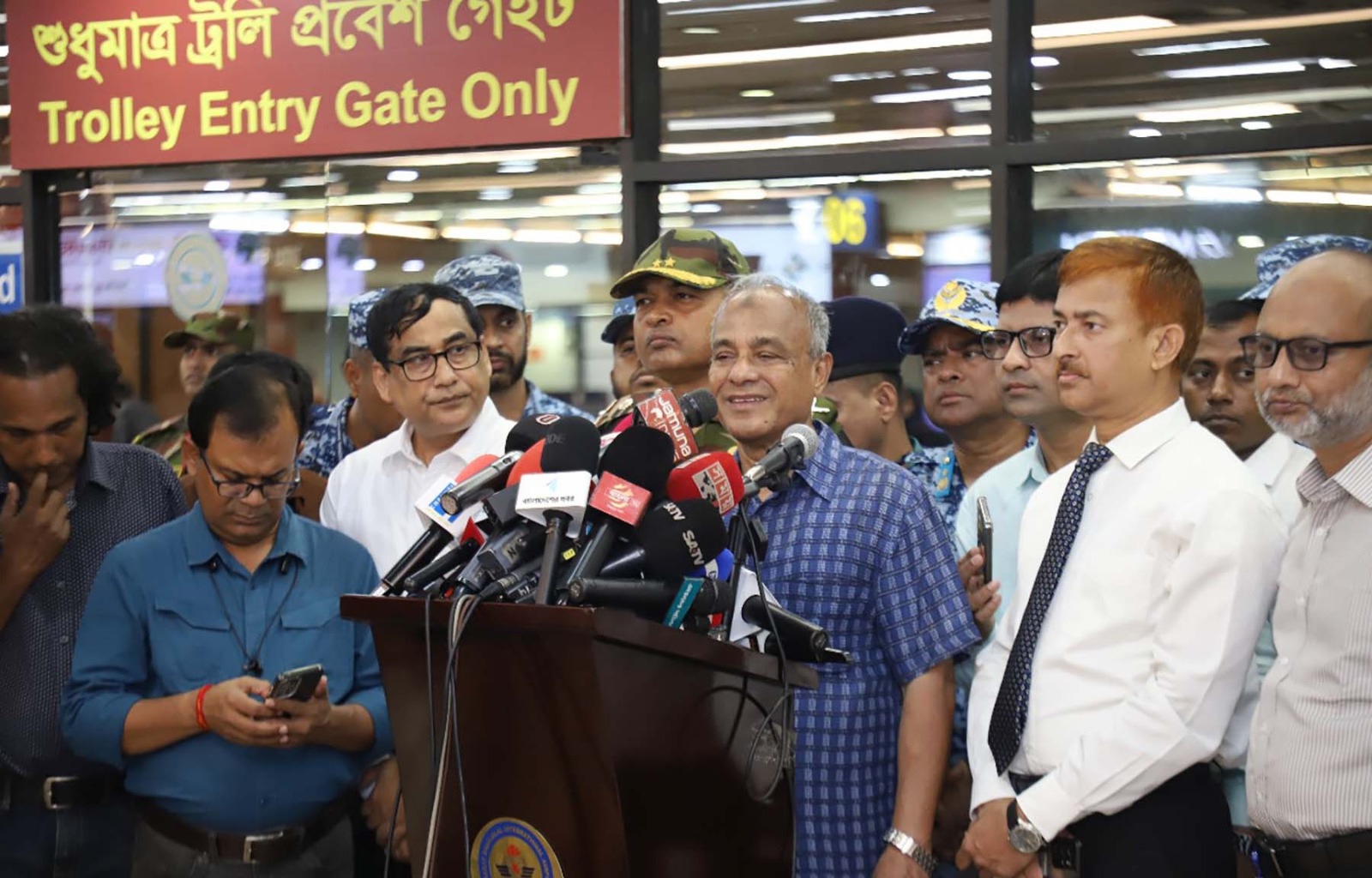 কার্গো ভিলেজে অগ্নিকাণ্ডের তদন্তে আসছে চার দেশের বিশেষজ্ঞ দল: স্বরাষ্ট্র উপদেষ্টা
