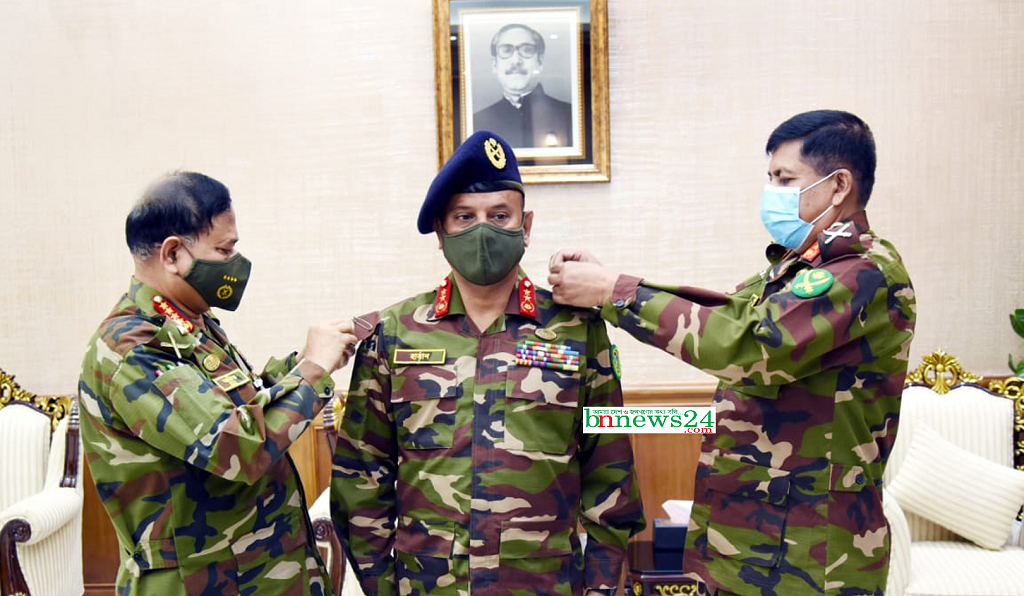 ন্যাশনাল ডিফেন্স কলেজের নবনিযুক্ত কমান্ড্যান্ট''কে র‌্যাংক ব্যাজ দেন সেনাপ্রধান