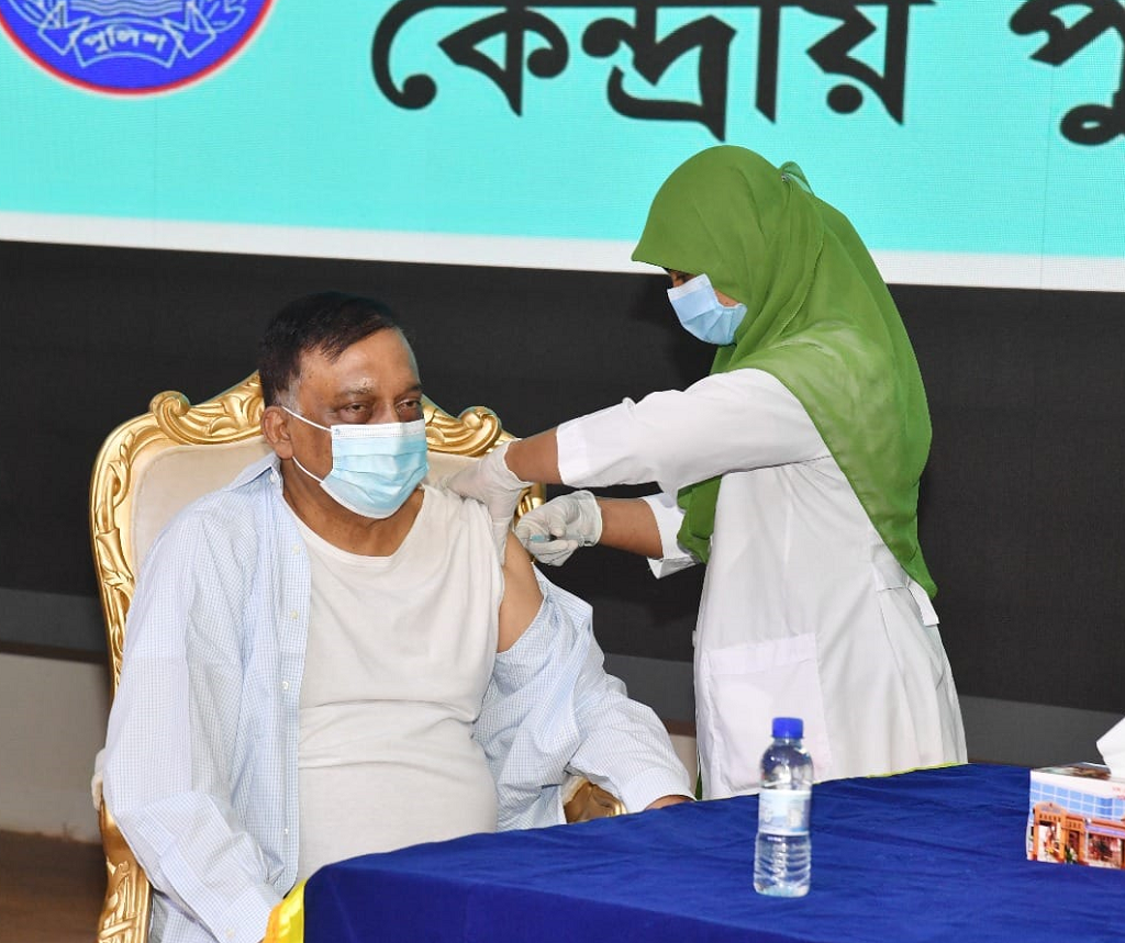 সকলকে টিকা নিতে আহ্বান জানালেন স্বরাষ্ট্রমন্ত্রী
