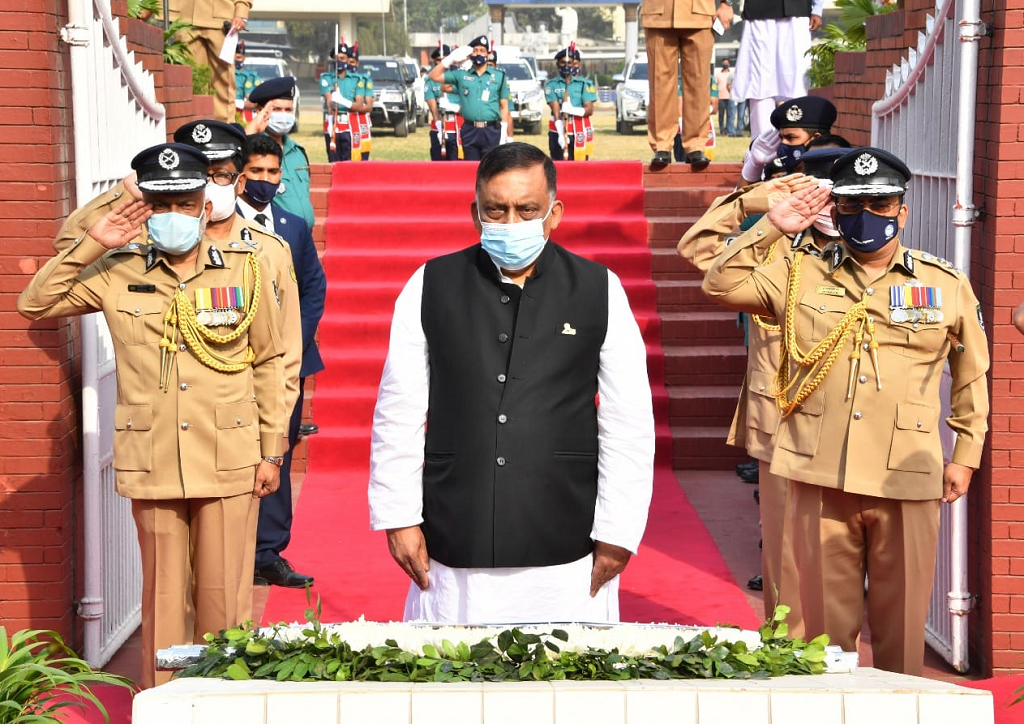 স্বাধীনতা যুদ্ধে শহীদ পুলিশ সদস্যদের প্রতি স্বরাষ্ট্রমন্ত্রী ও আইজিপি'র শ্রদ্ধা
