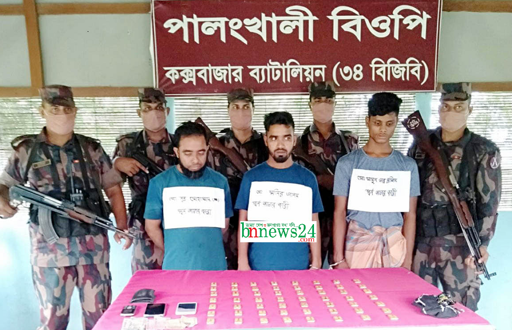 কোমরের লুঙ্গির ভাঁজে আসছে ৫ কোটি ৩০ লাখ টাকার স্বর্ণ