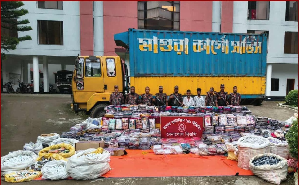 বেনাপোলে আড়াই কোটি টাকার ভারতীয় পণ্য জব্দ, আটক ২