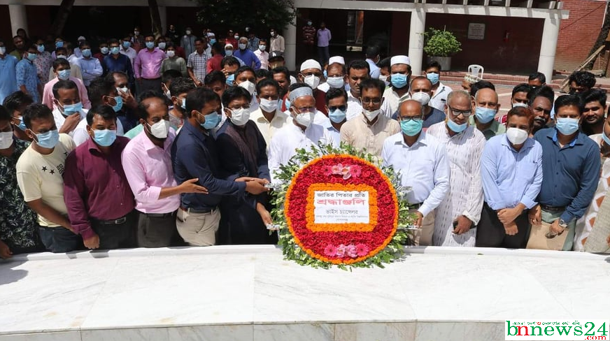বঙ্গবন্ধুর সমাধিস্থলে বশেমুরবিপ্রবির নবনিযুক্ত উপাচার্যের শ্রদ্ধা