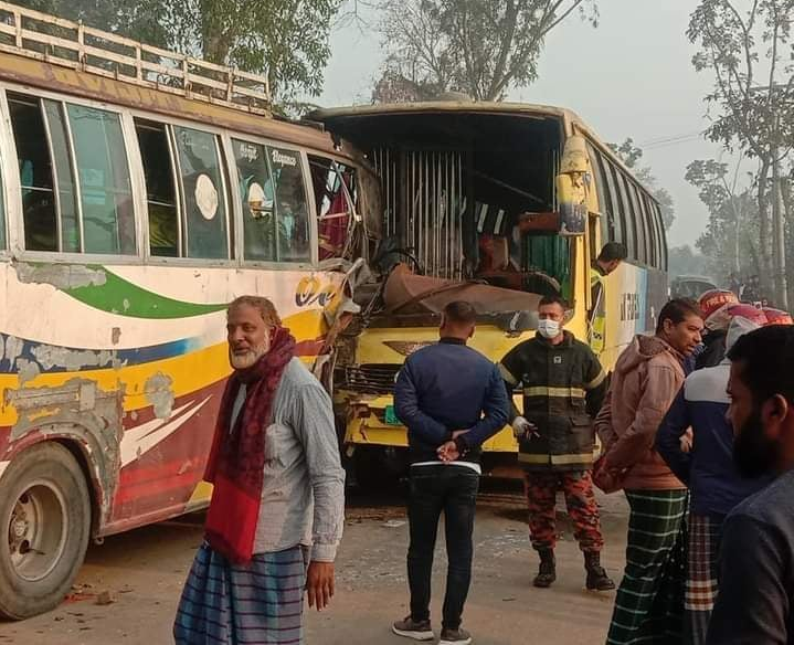 শার্শায় দুটি বাসের মুখোমুখি সংঘর্ষে আহত ৫