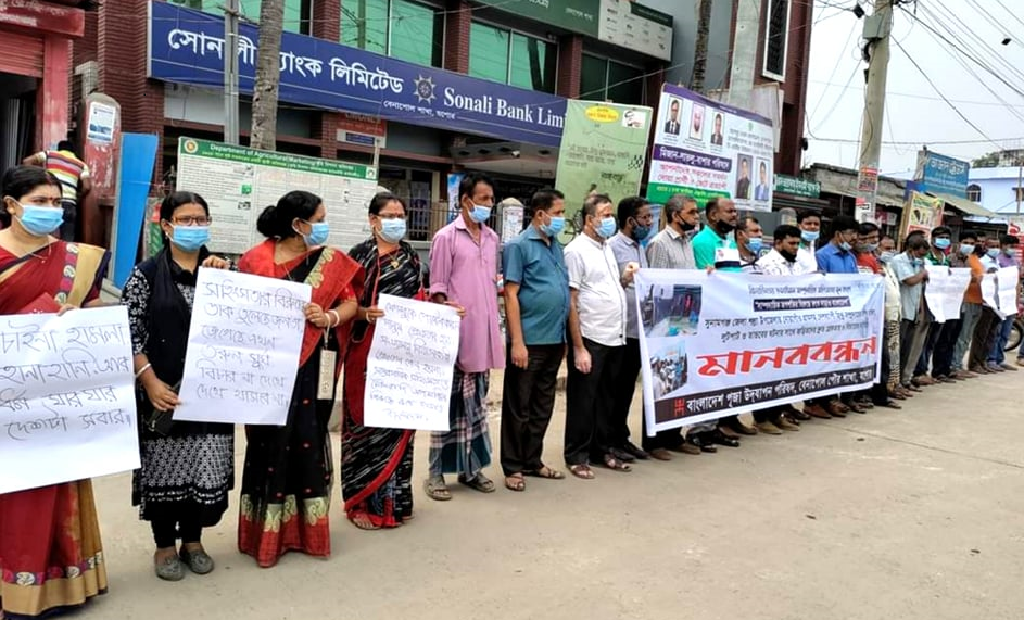 সুনামগঞ্জে সংখ্যালঘুদের উপর হামলার প্রতিবাদে বেনাপোলে মানববন্ধন