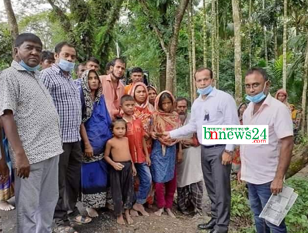 নৌকা ডুবিতে নিহত জেলের পরিবারকে নগদ ২০ হাজার টাকা অনুদান দিল নির্বাহী কর্মকর্তা