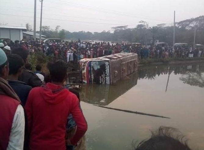 বোরহানউদ্দিনে বাস নিয়ন্ত্রণ হারিয়ে পুকুরে, আহত ১২