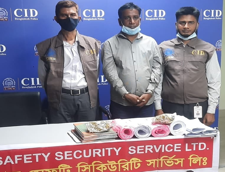 গ্রামের অল্পশিক্ষিত বেকার যুবকরাই প্রতারকদের প্রধান টার্গেট