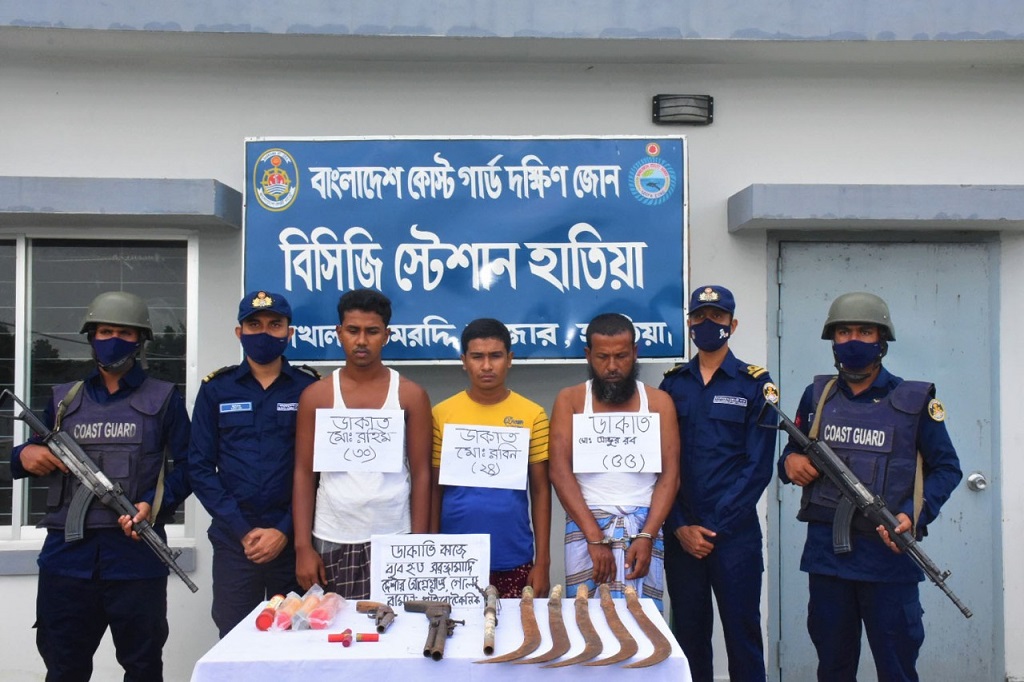 নোয়াখালী থেকে ৩ ডাকাতকে অস্ত্রসহ আটক করেছে কোস্টগার্ড