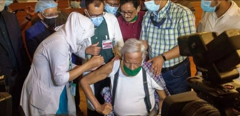 করোনার টিকা নিলেন ডা. জাফরুল্লাহ চৌধুরী