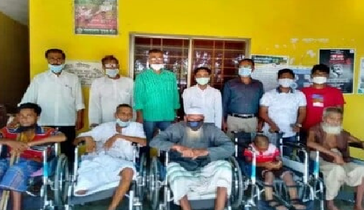 চৌগাছায় প্রতিবন্ধীরা হুইল চেয়ার ও দরিদ্র নারীরা পেল সেলাইমেশিন