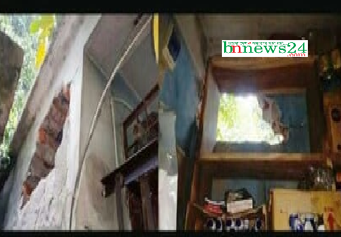 চৌগাছায় দোকানের দেয়াল কেটে চুরি