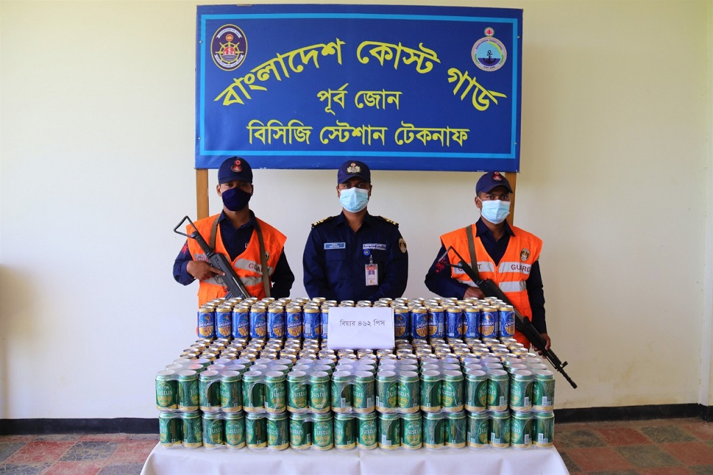 টেকনাফ থেকে ৪৬২ পিস বিয়ার জব্দ করেছে কোস্ট গার্ড