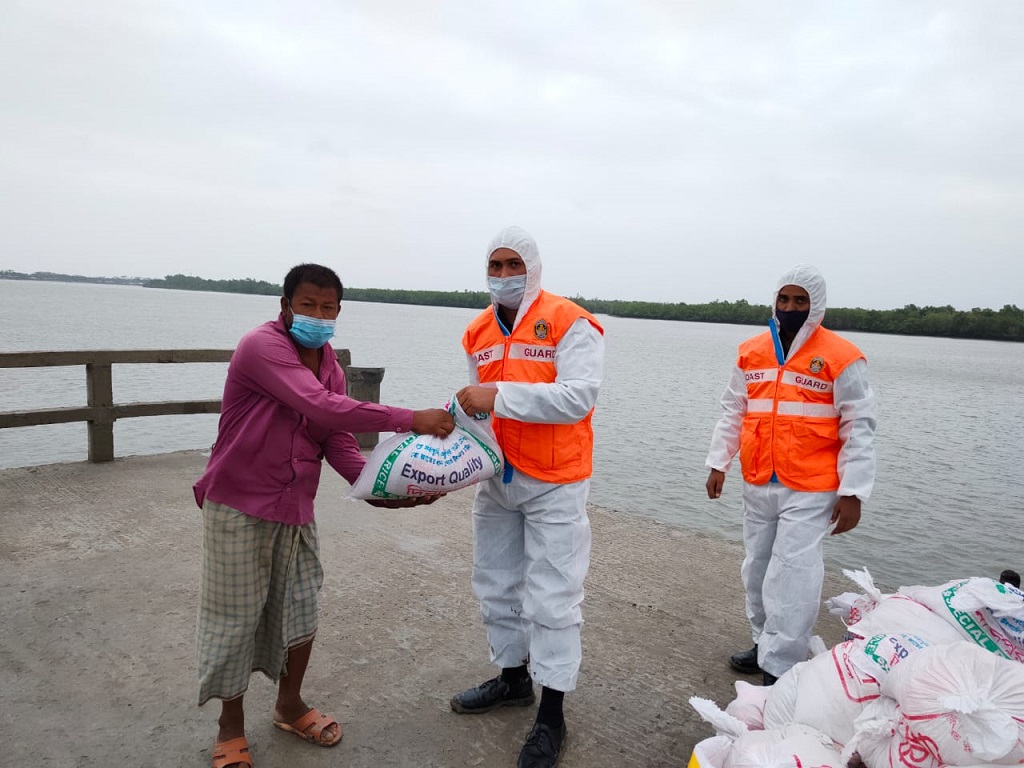 বিদ্যানন্দ ফাউন্ডেশনের অর্থায়নে কোস্ট গার্ডের তত্ত্বাবধানে ত্রাণ বিতরণ