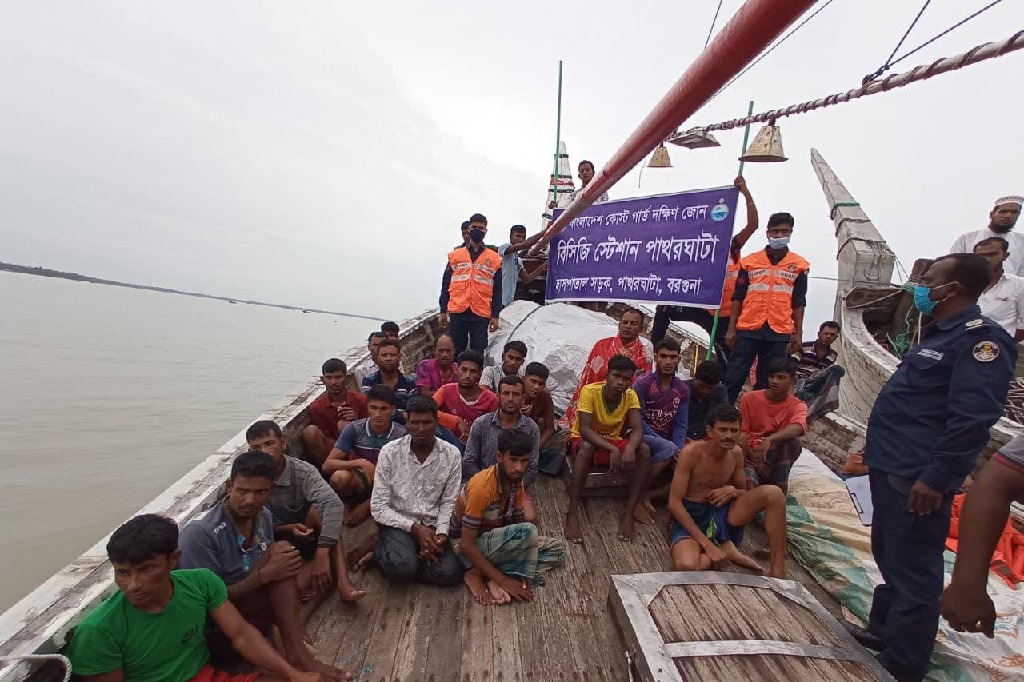 বরগুনায় ডুবে যাওয়া ট্রলার থেকেজীবিত উদ্ধার ২১, নিখোঁজ ৩
