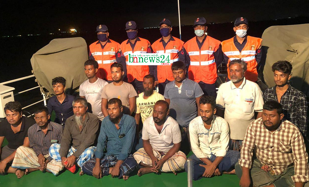 লাইটার জাহাজের ১৪ জন নাবিক জীবিত উদ্ধার করল কোস্ট গার্ড